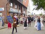 in mittelalterlichen Trachten ziert der Frauenchor den Umzug